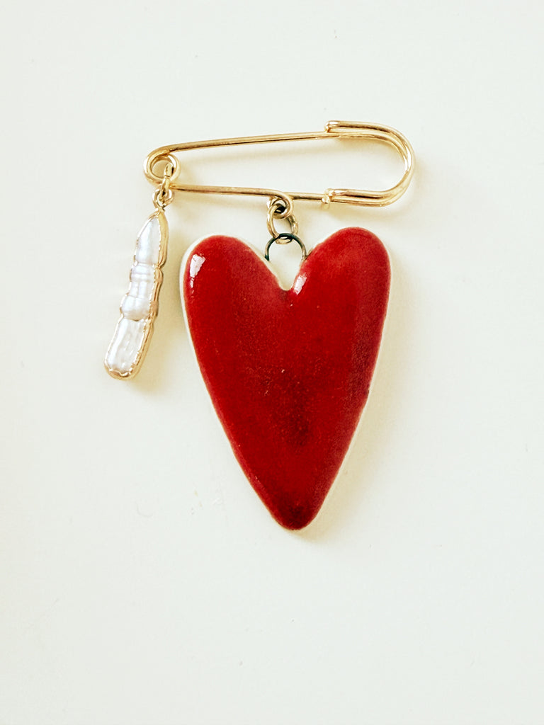 Kilt pin with heart and dangling pearls